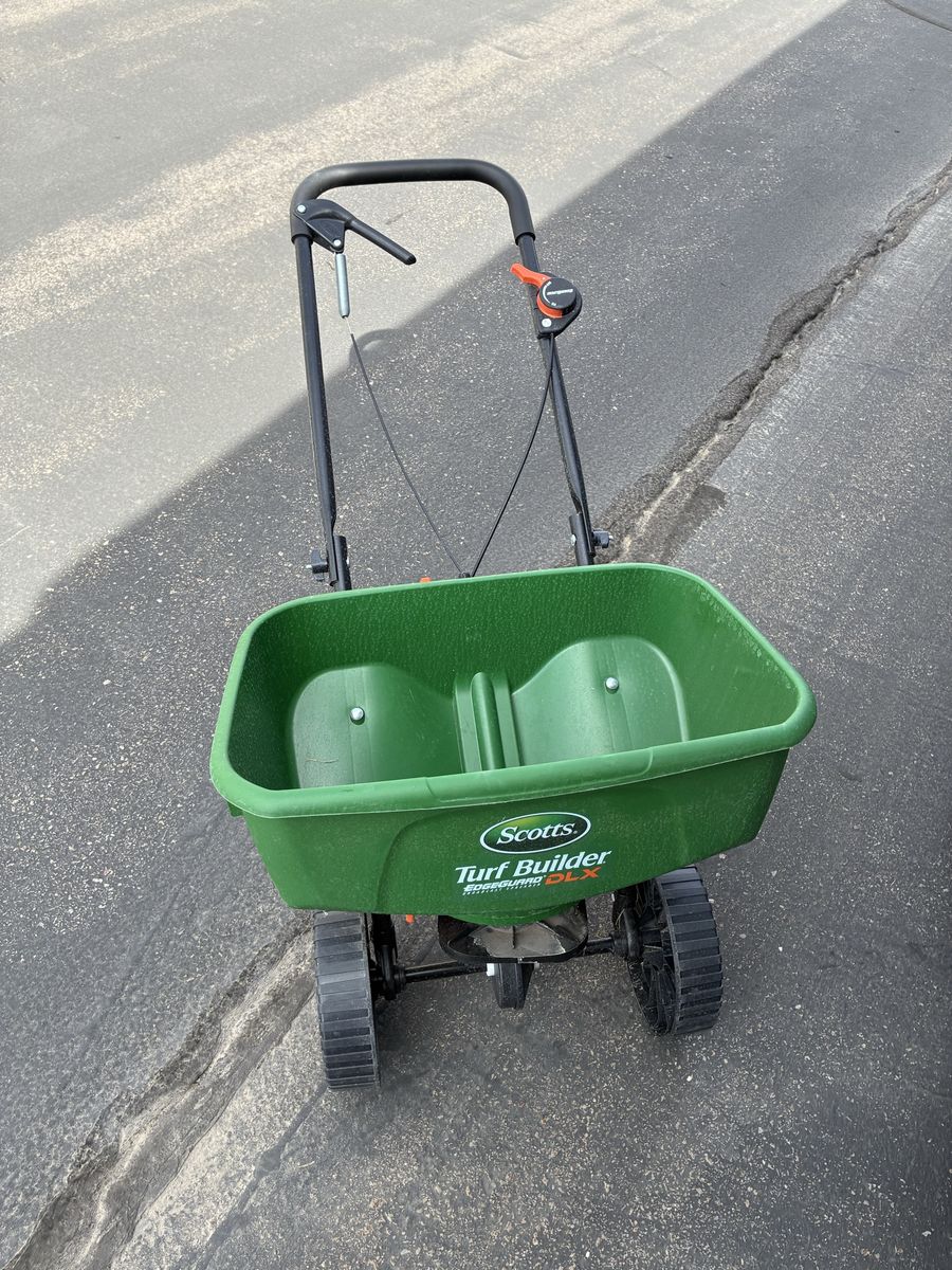 Scotts Turf Builder EdgeGuard DLX Broadcast Spreader