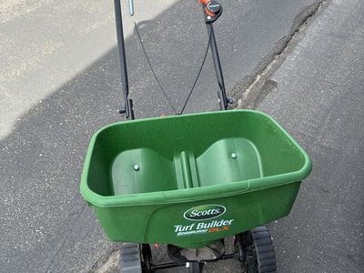 Scotts Turf Builder EdgeGuard DLX Broadcast Spreader
