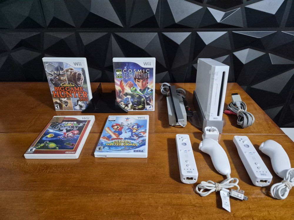 Nintendo Wii System, Controllers, Accessories and 4 Great Games! Tested. Excellent Conditions! 
