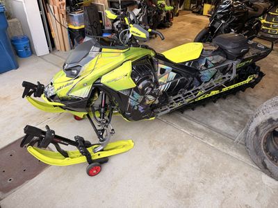 2023 Skidoo Expert Turbo w/BIG SCREEN!