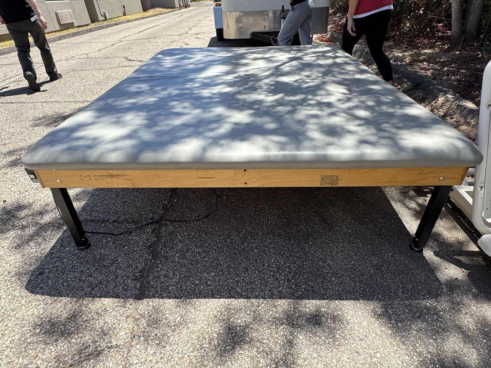 Physical therapy mat with hydraulics