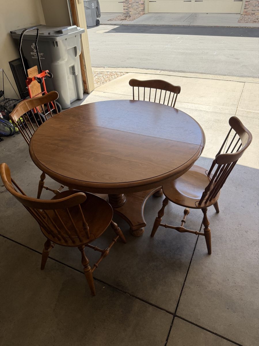 Beautiful Vintage Ethan Allen dining room set featuring a maple wood table 4 Piece (Extendable Dining Table)