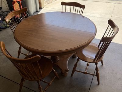 Beautiful Vintage Ethan Allen dining room set featuring a maple wood table 4 Piece (Extendable Dining Table)