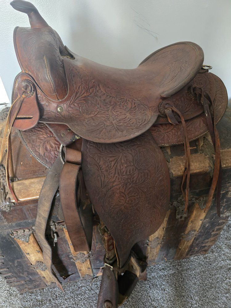 Vintage Brown Leather Western Saddle with nice  Tooling