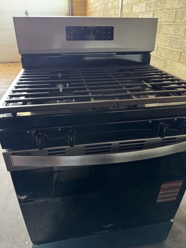 Unused Whirlpool 30 in. 4 burners Freestanding Gas Range Stainless Steel