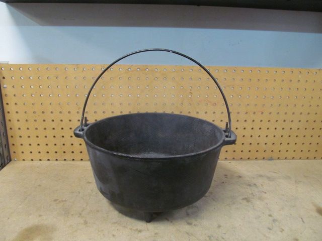 Camp oven. Cast iron.