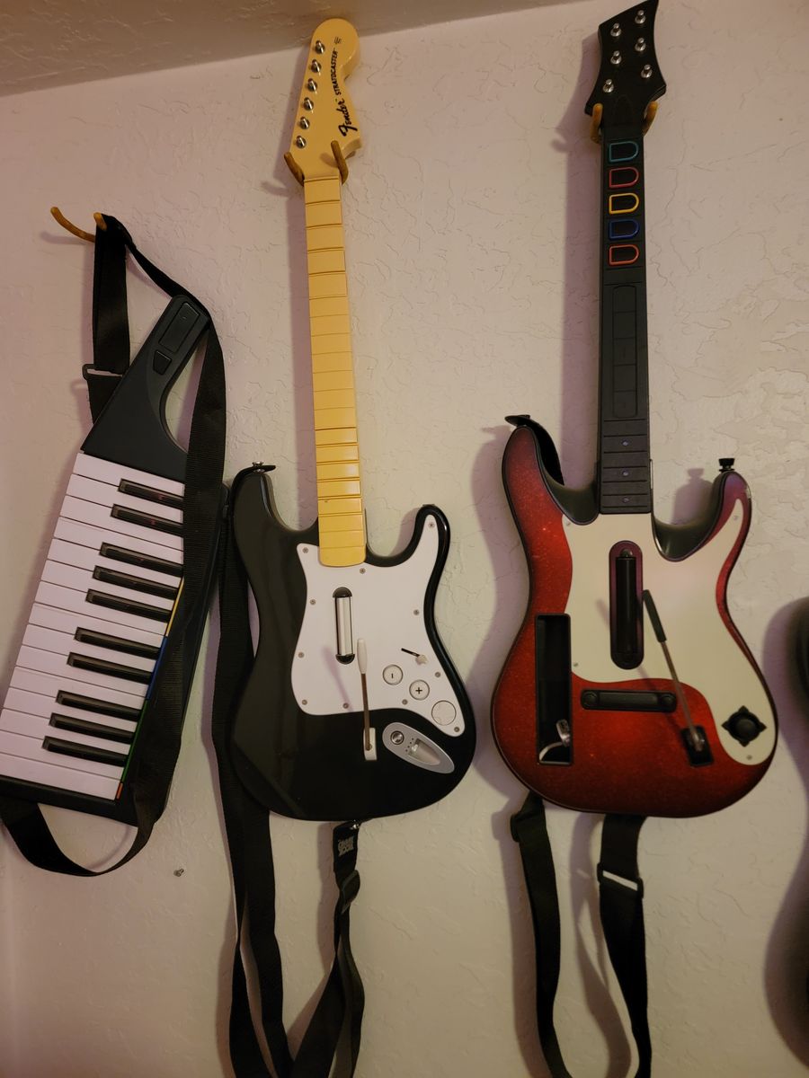 NINTENDO KEYBOARD AND GUITARS