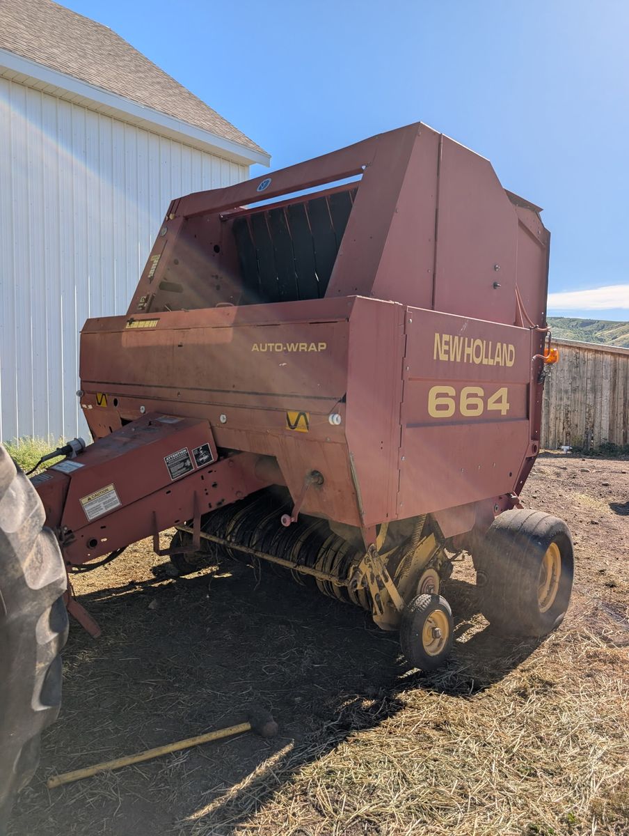 New Holland 664 Baler