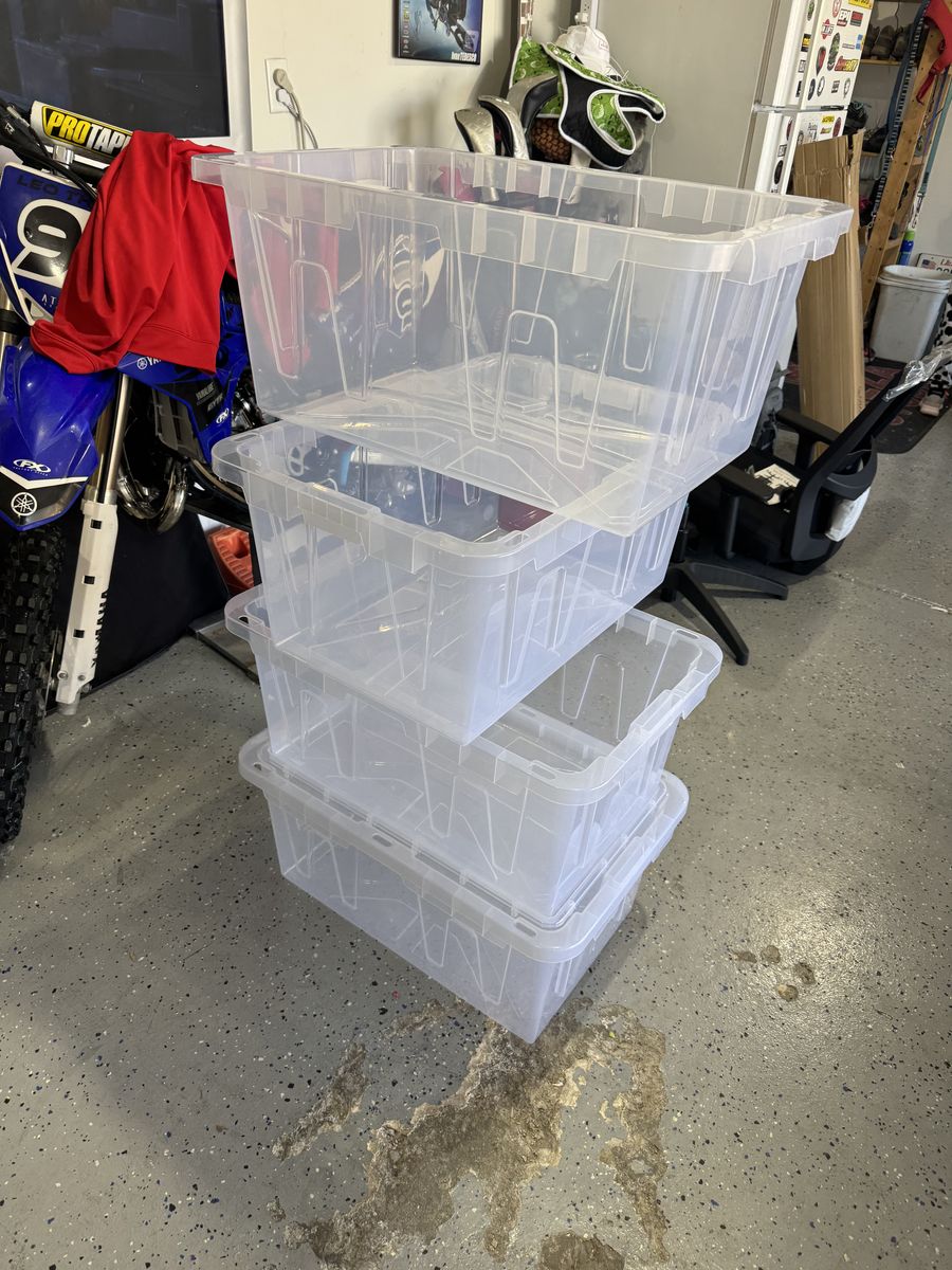 4 New Storage Containers (only 1 Lid)