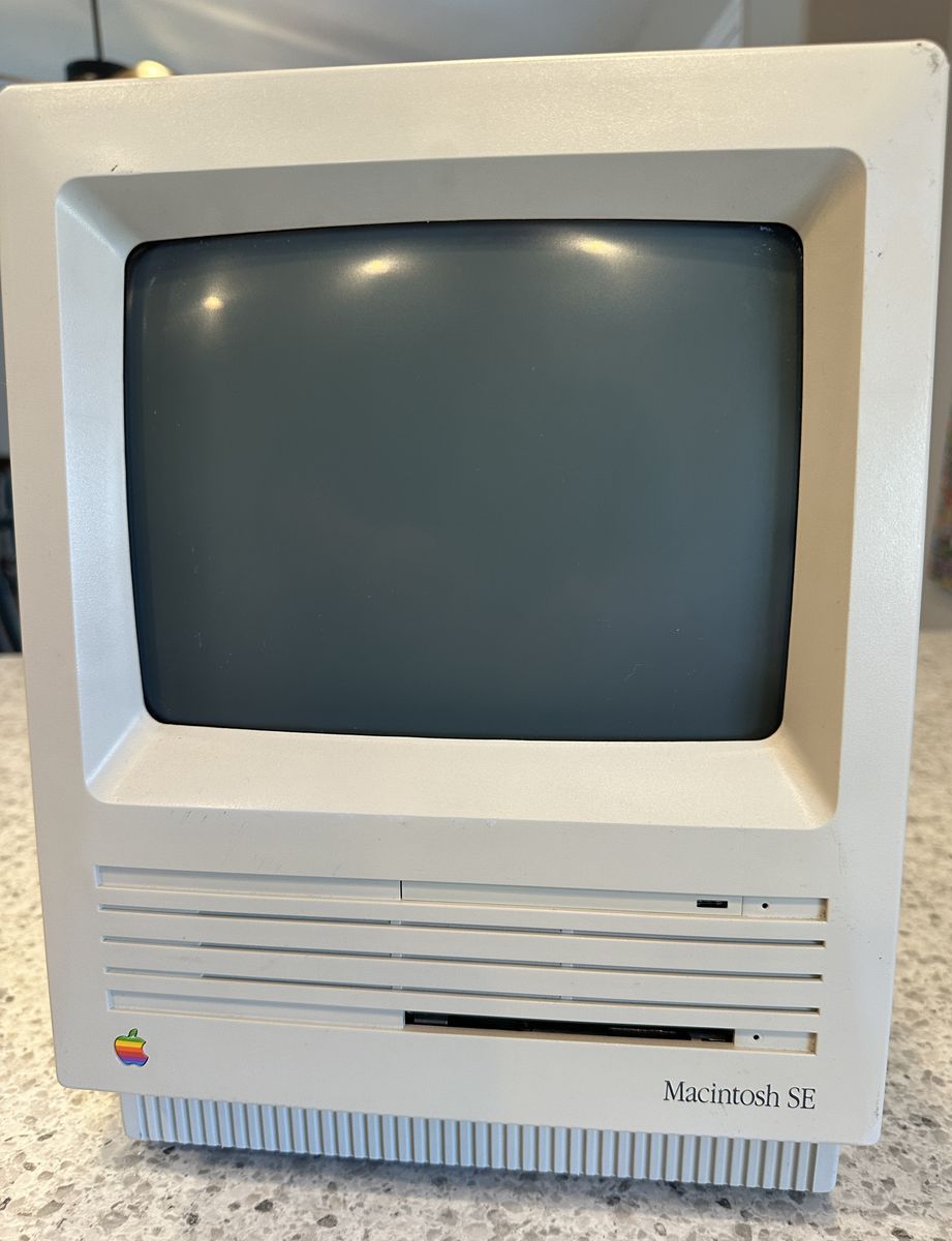 Vintage Apple Macintosh SE, 1MB RAM, 40 MB SCSI HD, 800K 3.5" diskette drive, keyboard & mouse