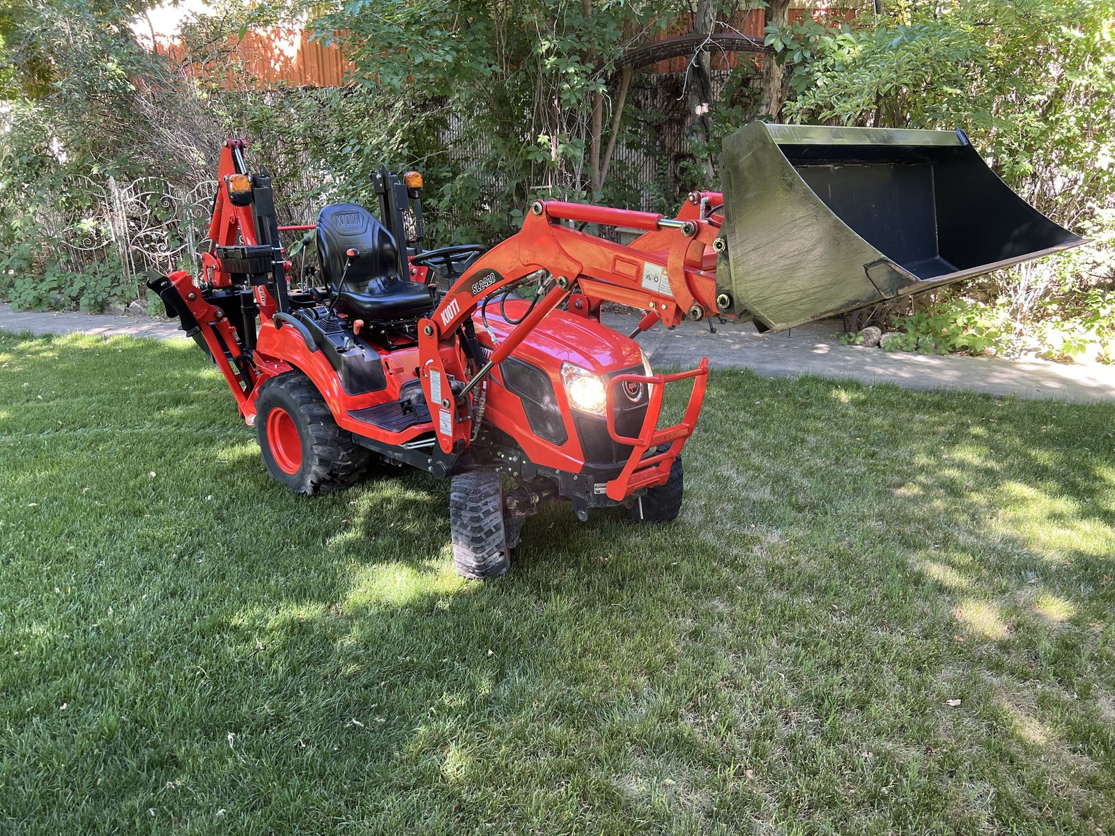 Kioti CS2520S Backhoe Loader Tractor