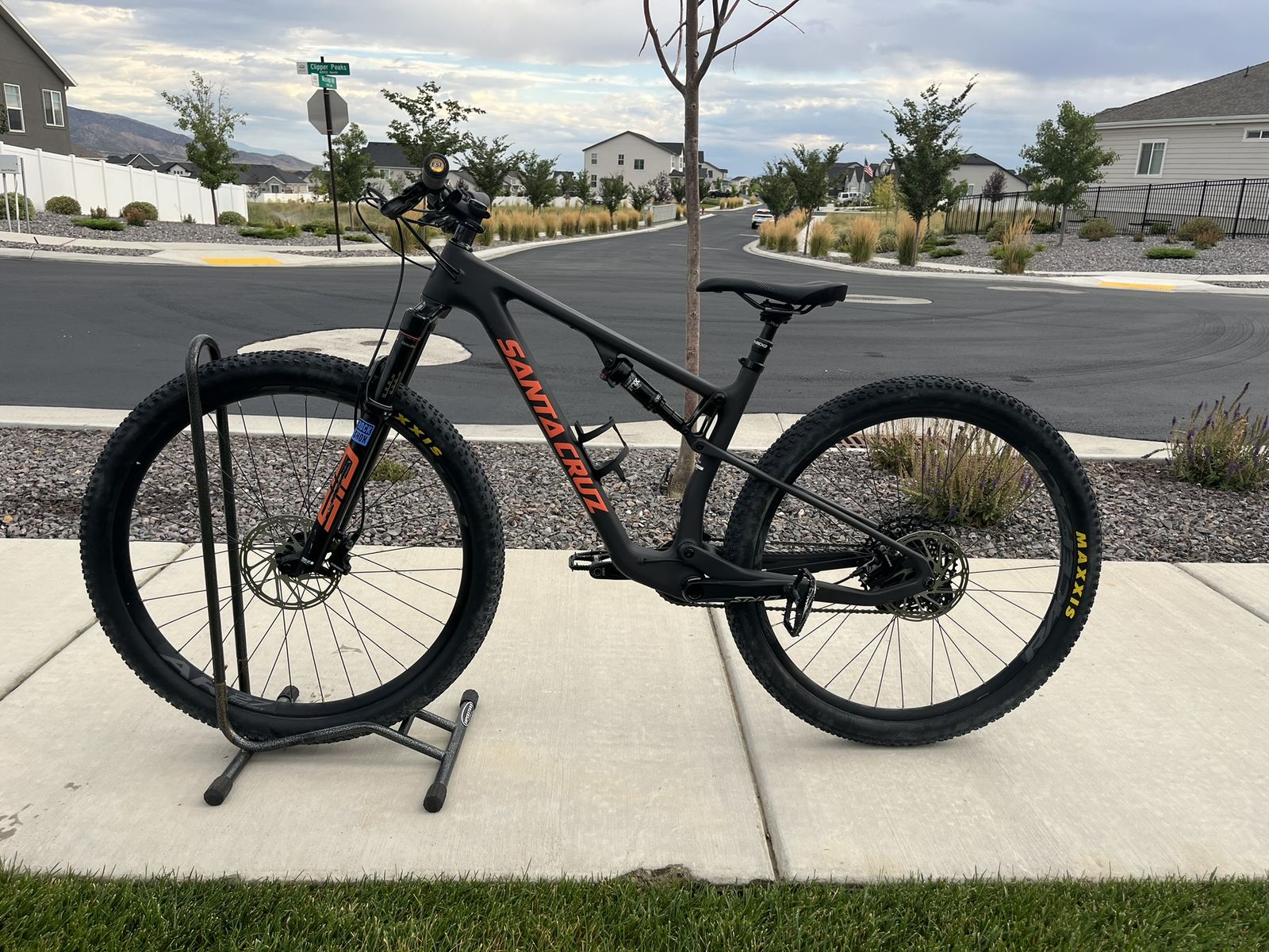 2023 Santa Cruz Blur C R TR Mountain Bike (Medium)