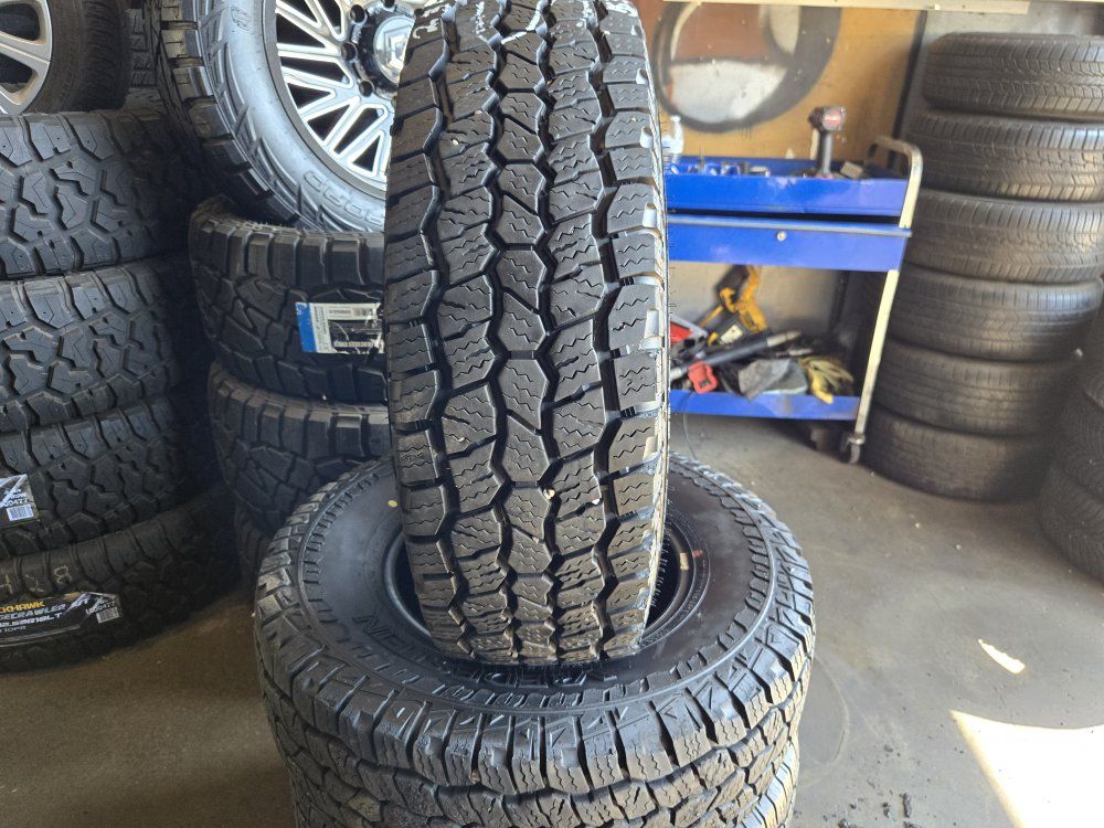 SET 235/75R15  PINZA VREDESTEIN