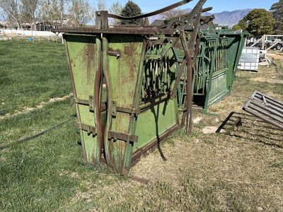 Powder River Squeeze Chute