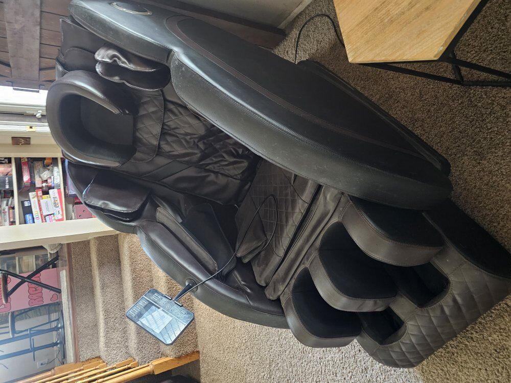 Kim Carrey Zero Gravity Massage chair
