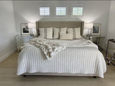 ROOM FOR RENT - FEMALE TENANT - FURNISHED, UTILITES INCLIDED,, PRIVATE RM & BATH: $1,000/ MO