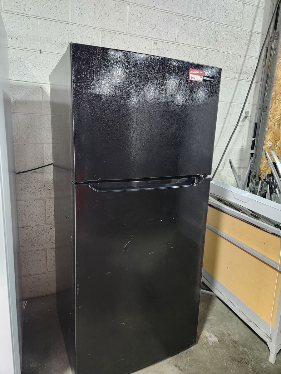 BEAUTIFUL FRIGIDAIRE TOP AND BOTTOM FRIDGE! W-WARRANTY