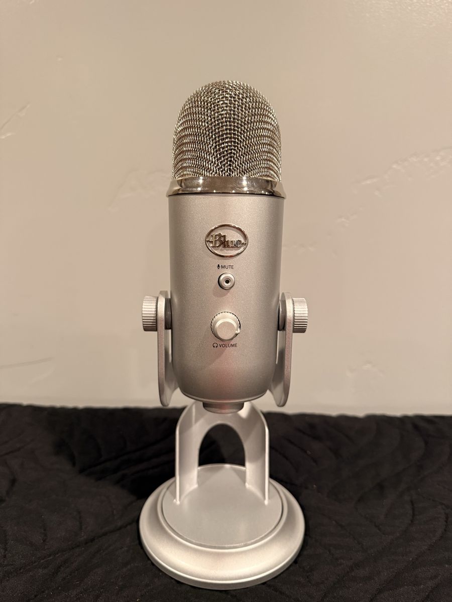 Blue Yeti USB Microphone - Silver, Excellent Condition, Podcast/Gaming/Streaming Mic