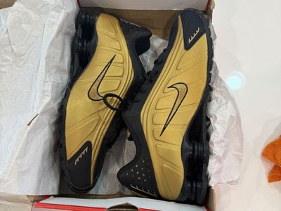Nike Shox R4 Metallic Gold Black (2025) Men's 10.5 10 1/2 worn once!