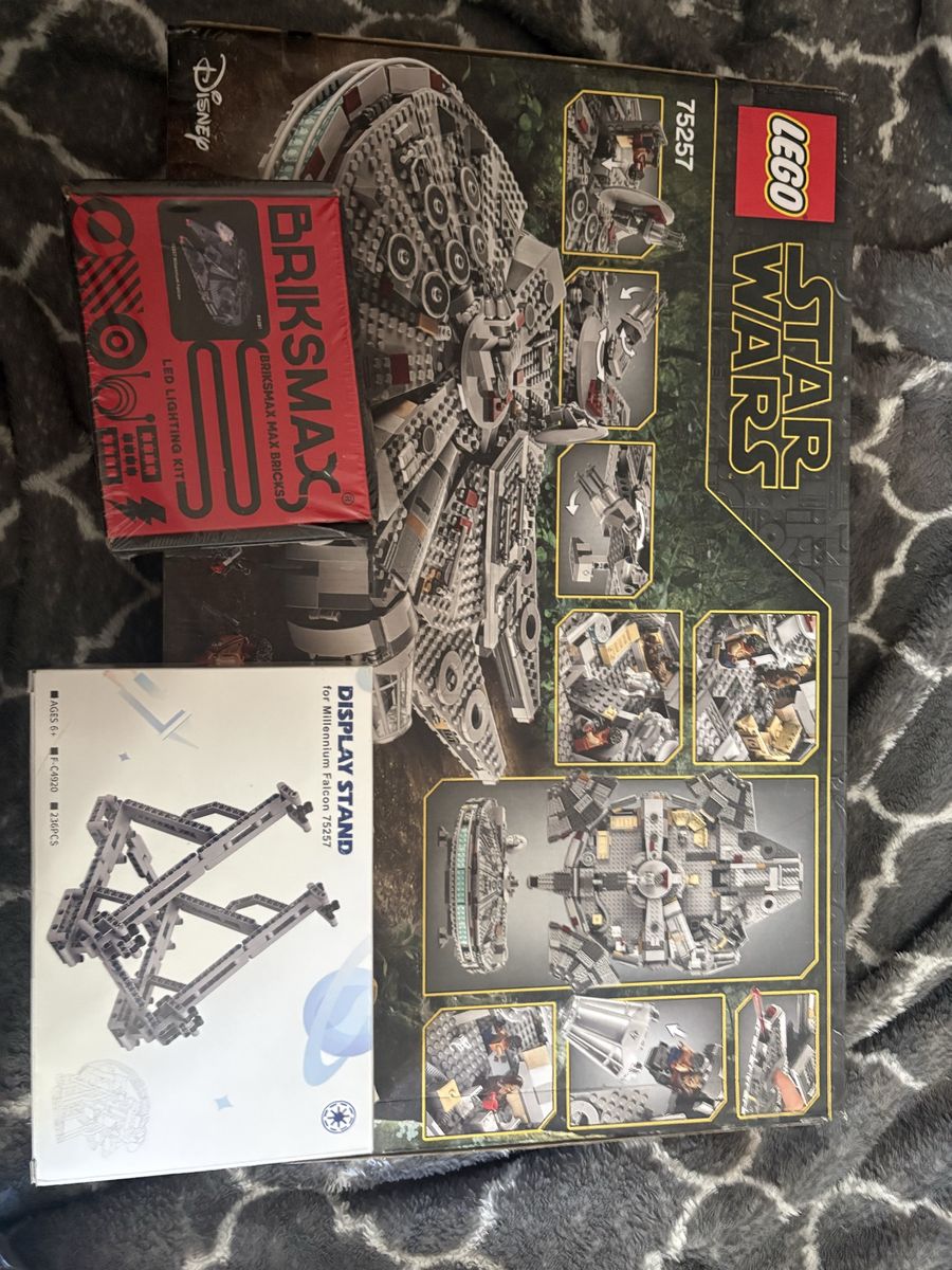 Lego Star Wars Millennium Falcon Stand and Lighting