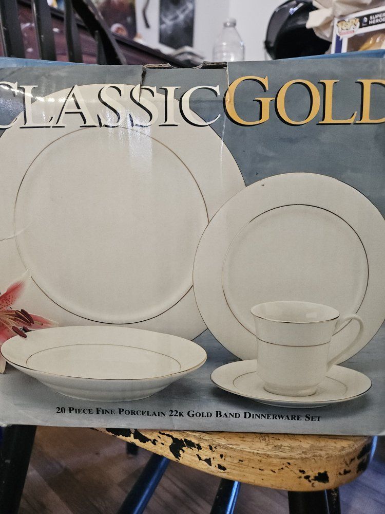 20 piece, 22 karat gold band, porcelain dinnerware set