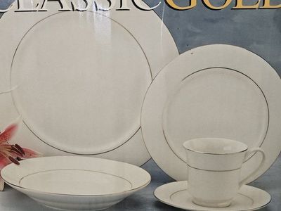20 piece, 22 karat gold band, porcelain dinnerware set