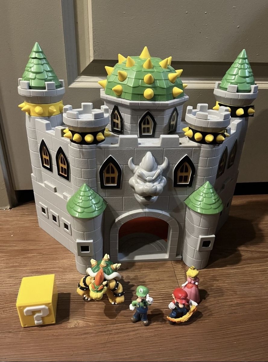 Nintendo Super Mario Deluxe Bowser's Castle Playset with Figures