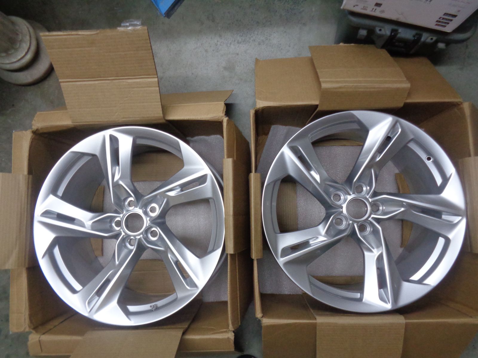 20"x 9.5" Chevy Camaro Factory rear Wheel Rims #23507200, Silver