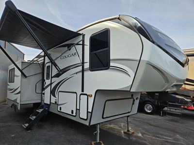 2021 Keystone Cougar 27SGS Half Ton Fifth Wheel Everything Works! Solar!