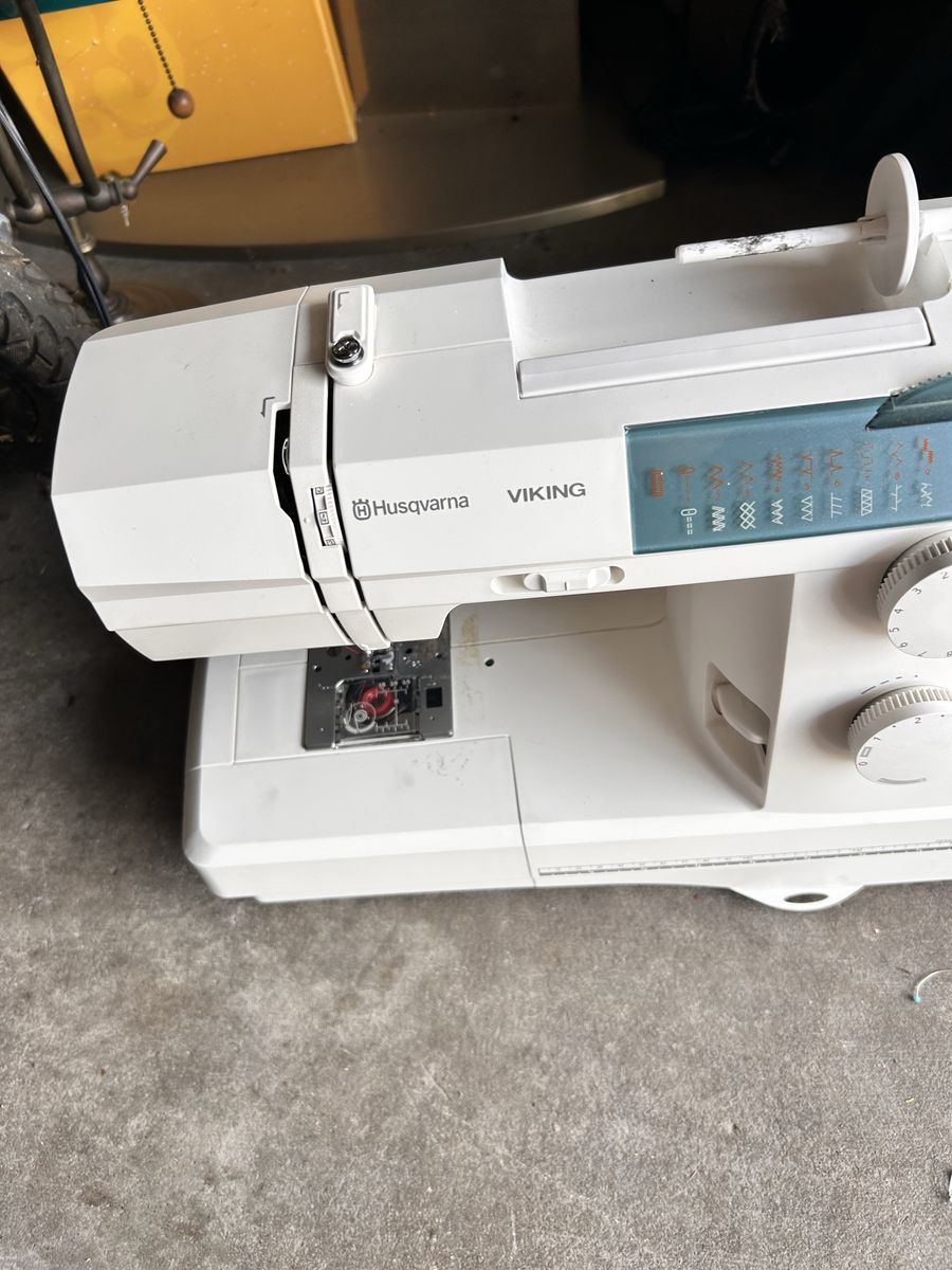 Husqvarna Viking Emerald 118 Sewing Machine Electric Quilting Denim complete