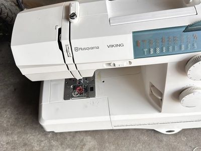 Husqvarna Viking Emerald 118 Sewing Machine Electric Quilting Denim complete