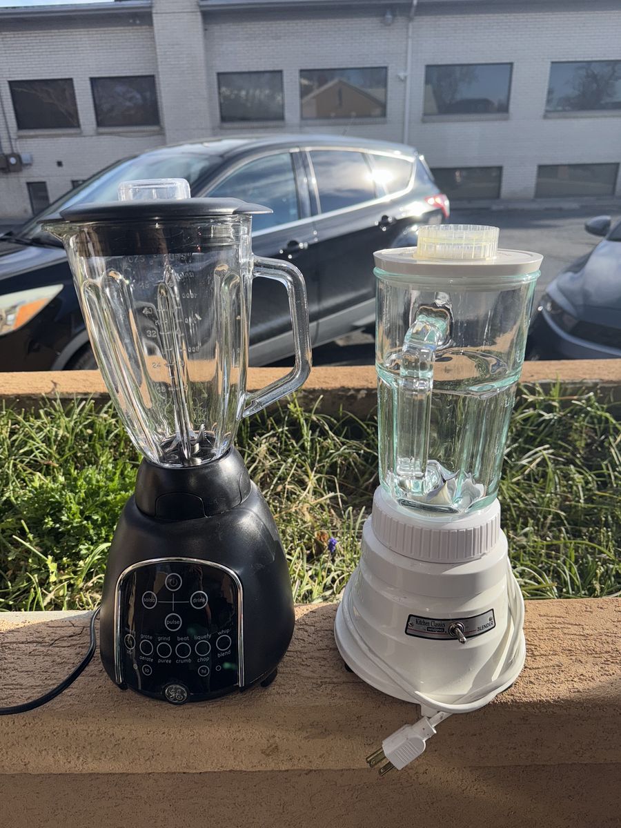 2 Kitchen Classic Waring and GE Blender