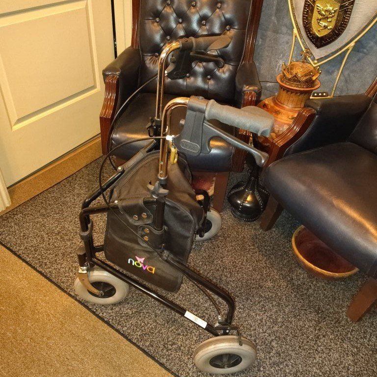 (Mobility) Nova 3-Wheel Rollator Walker