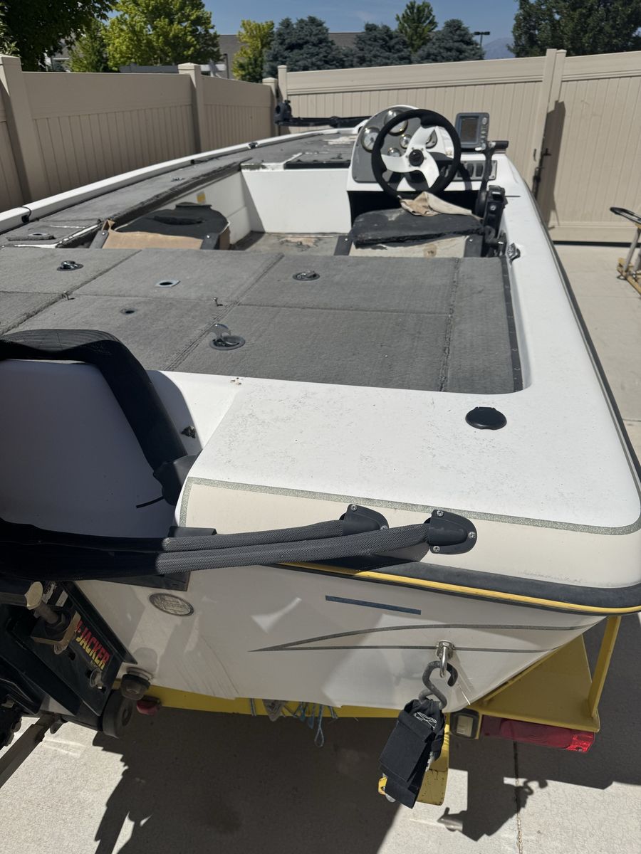 2007 Bumblebee Bass Boat & Mercury XR6 Outboard Motor - 150 HP 2-Stroke,