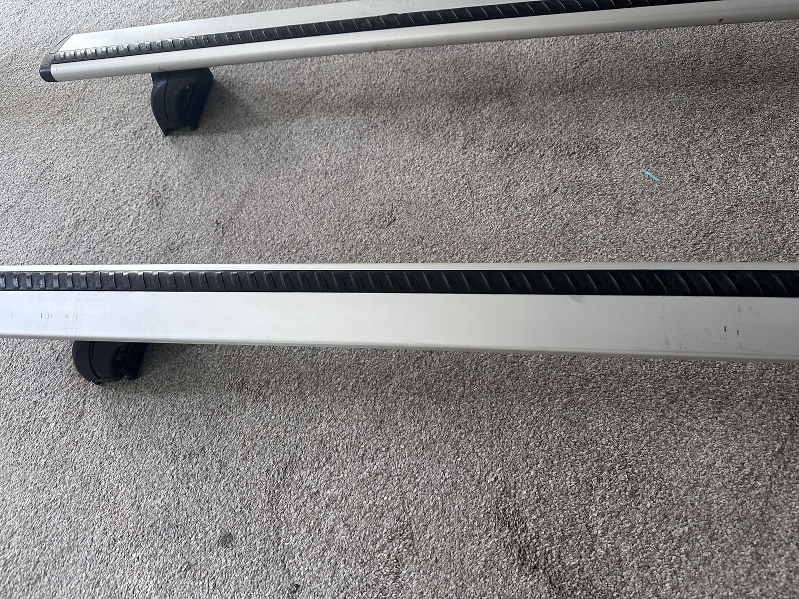 Subaru Outback Touring THULE Crossbar Roof Rack SOA567X020 $350 obo