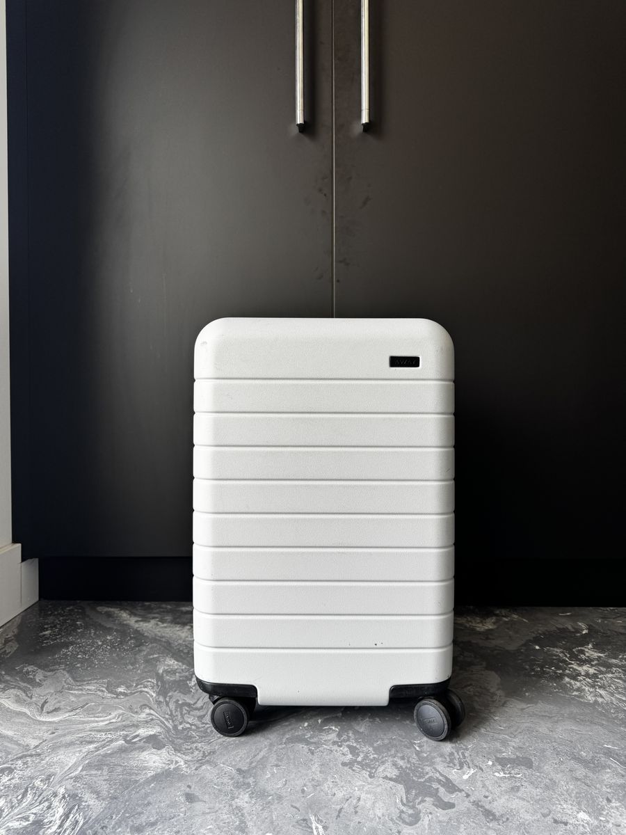 AWAY - The Carry-On