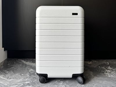 AWAY - The Carry-On