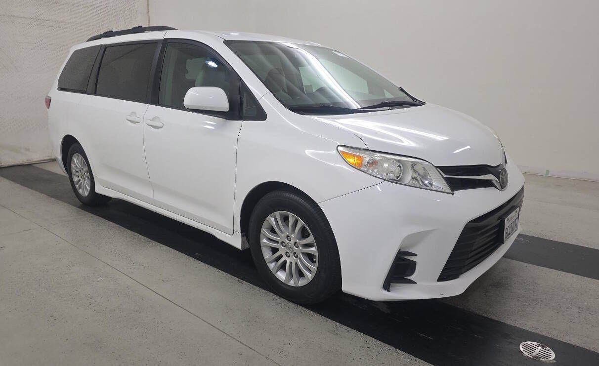 2018 Toyota Sienna LE 8-Passenger