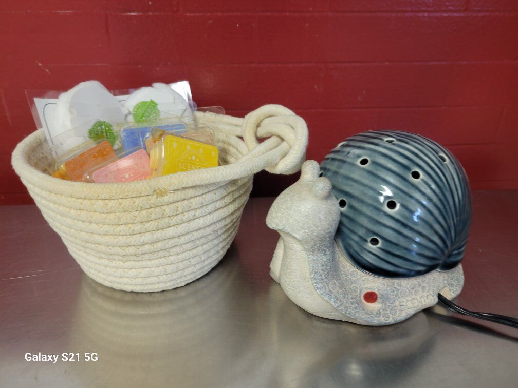 SCENTSY ~ Snail wax warmer