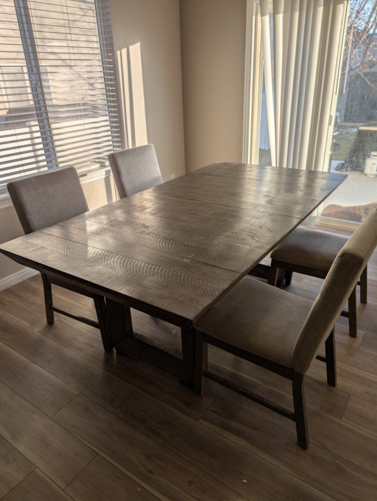 Dining table and chairs 80"x42"