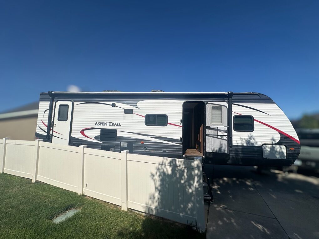 2015 Aspen Trail 2810BHS - Upgraded & Family Ready