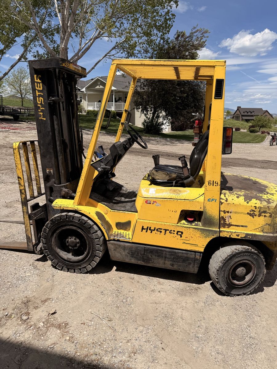 Hyster H55XM Forklift - 5,500 lb Capacity, 15ft 3-Stage Mast, EFI Gasoline, Runs Good