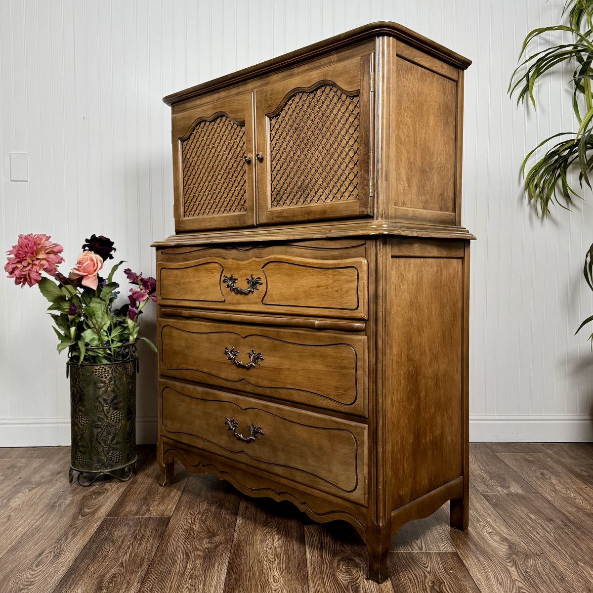 Vintage French Provincial Dresser / Linen Press