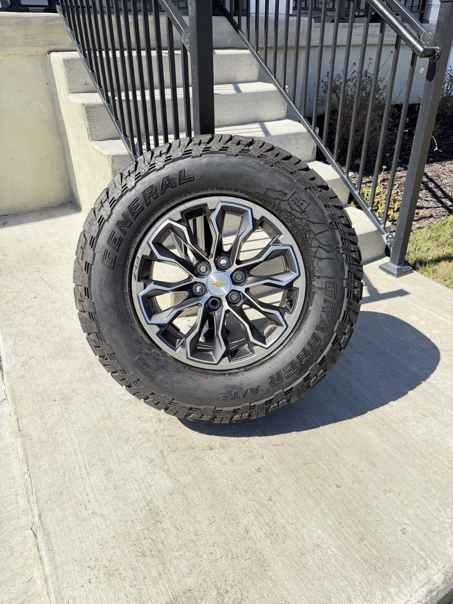 Chevy Colorado ZR2 Rims and Tires 265/70R17