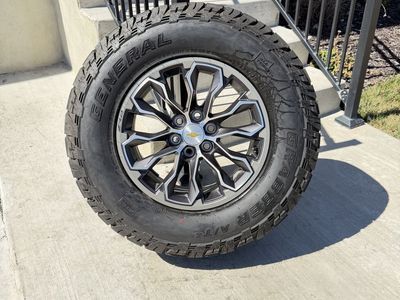 Chevy Colorado ZR2 Rims and Tires 265/70R17