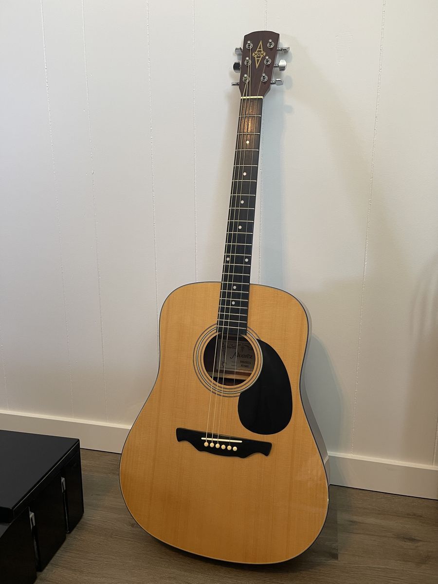 ALVAREZ Full size guitar (Read description) Great condition