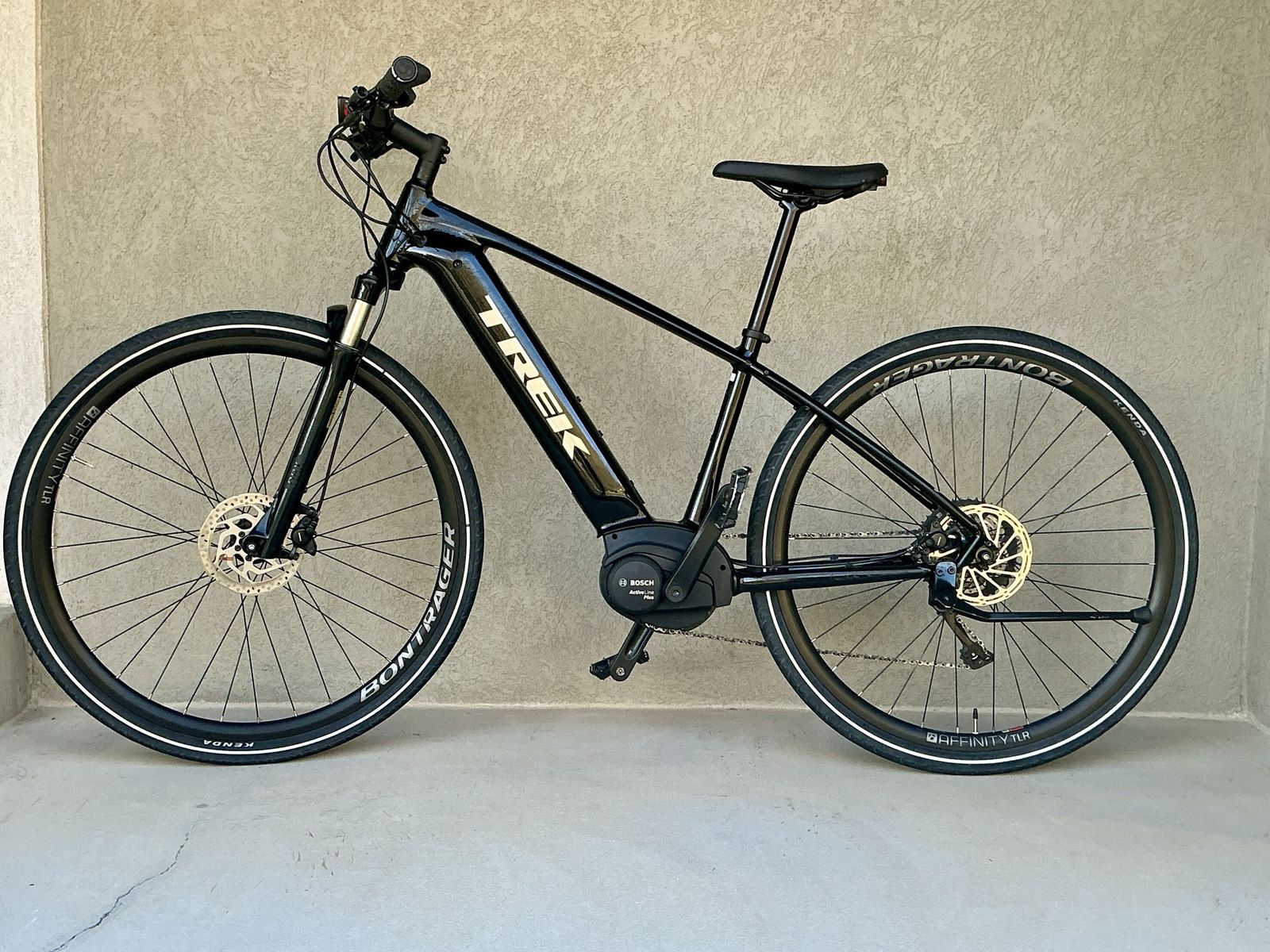 TREK Dual Sport + Hybrid Bike - Medium Frame