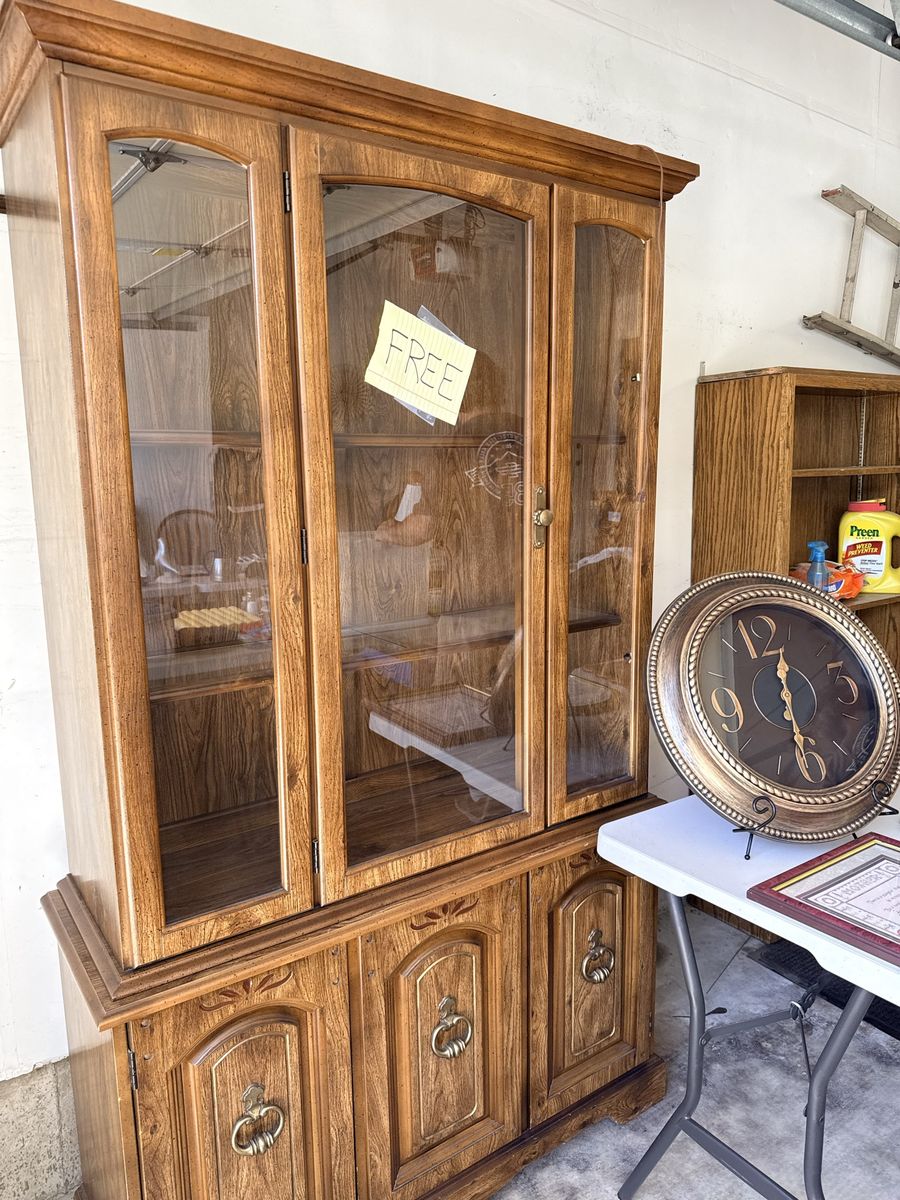 China Hutch/Curio Cabinet