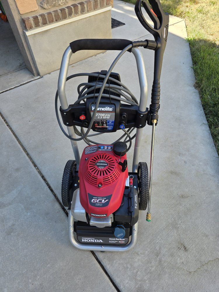 very low use Homelite 2700 PSI Pressure Washer with Honda GCV 160 Engine - 2.3 GPM