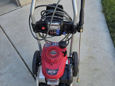 very low use Homelite 2700 PSI Pressure Washer with Honda GCV 160 Engine - 2.3 GPM